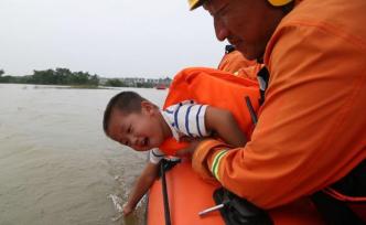 洪水中小朋友受惊吓，消防员变身超级奶爸
