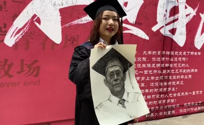 女生毕业典礼送学校理事长素描像，练习了6个月