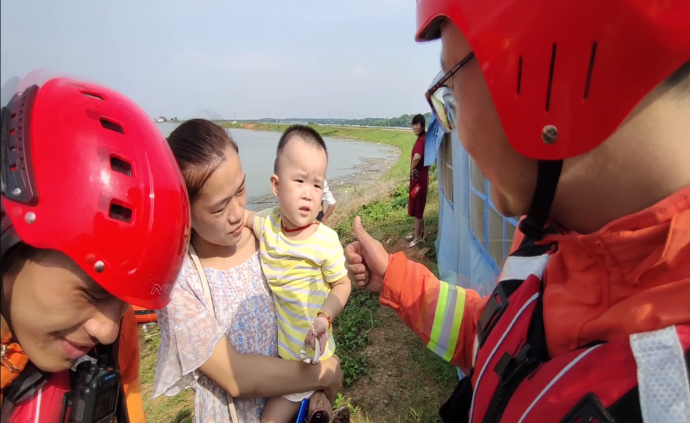 阜阳消防增援江西抗洪，两岁宝宝：谢谢叔叔