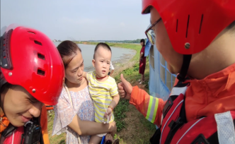 阜阳消防增援江西抗洪，两岁宝宝：谢谢叔叔