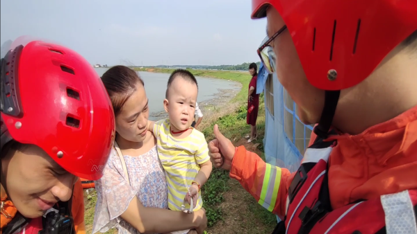 阜阳消防增援江西抗洪，两岁宝宝：谢谢叔叔