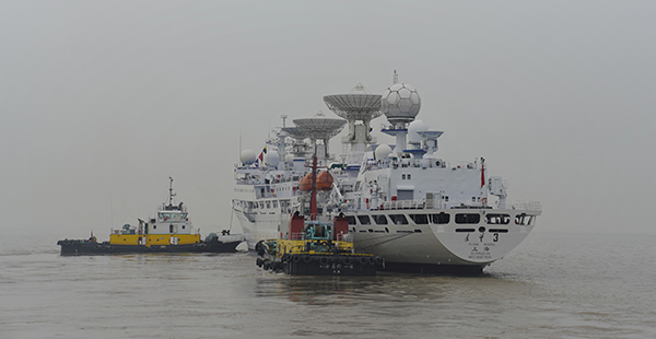 远洋航天测量船远望3号完成中修改造,驶离江南造船码头
