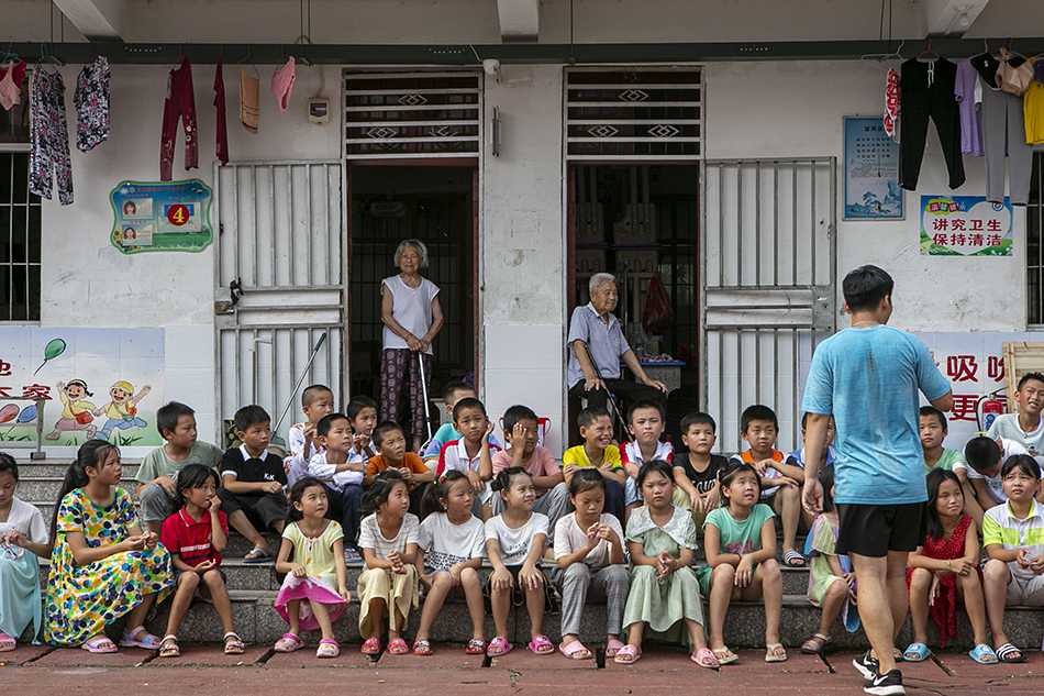 2020年7月16日，江西省鄱阳县五一中心学校安置点，老师在给安置点内的孩子们上课。