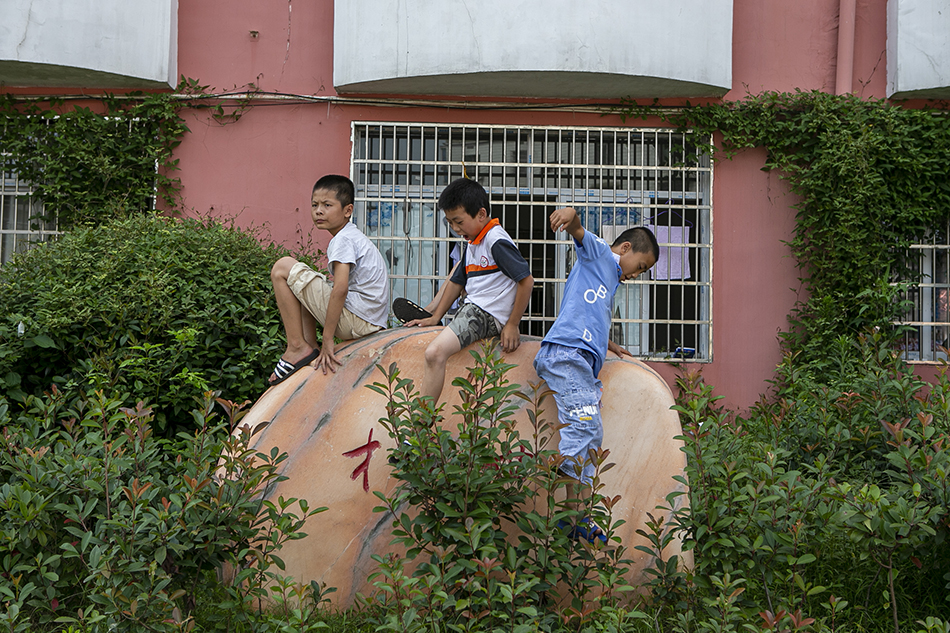 2020年7月16日，江西省鄱阳县五一中心学校安置点，在安置点玩耍的男孩。