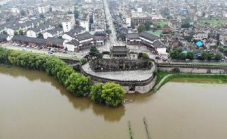 为防止河水倒灌城内，安徽寿县古城封门防汛