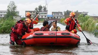 抗洪记｜洪水中的摆渡人：他们为九江群众搭起“安全回家路”