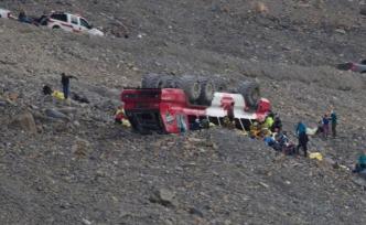 加拿大一观光大客车发生翻车事故，已致3死24伤