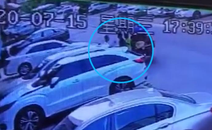 快递员义救女孩以身挡刀遭砍伤：她就在身后我不能退缩