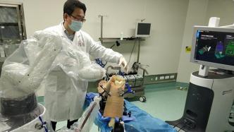 首台国产骨科手术机器人登场，在沪完成全膝关节置换术