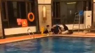 江苏6岁男孩游泳课溺亡，在水中痛苦挣扎约10分钟无人发现