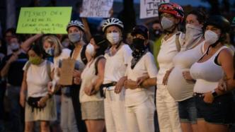 冲突升级，美国30余位母亲抗议现场筑人墙被射催泪弹