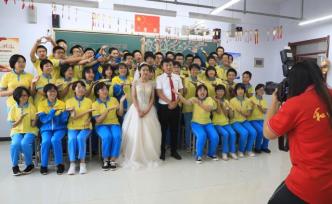 衡水老师穿婚纱与学生拍毕业照：见证彼此的青春