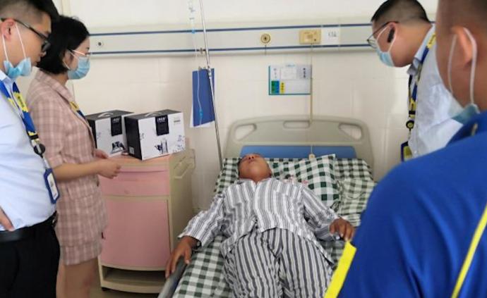 快递员救女孩遭砍伤：她在身后我不能退缩