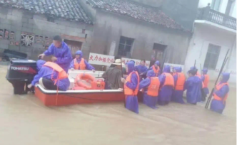50余岁老夫妻被困家中，鄱阳民兵雨夜乘冲锋舟救援