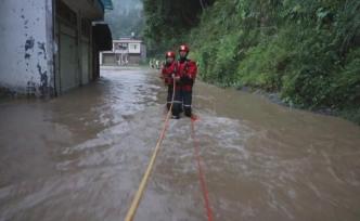 贵州凤冈：洪水之上，安全绳筑生命通道