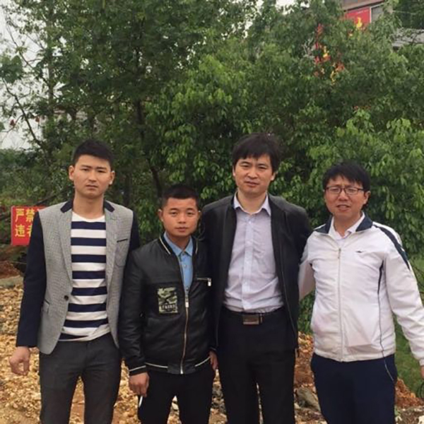 童德华（左一）、童建华和童紫光（右一）与申诉代理人张维玉律师在206国道的合影。