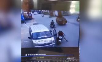 路邊面包車突然開門，騎車男子被撞入大貨車車底身亡