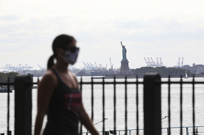 一名女子在美国纽约布鲁克林的一座公园散步。新华社 图