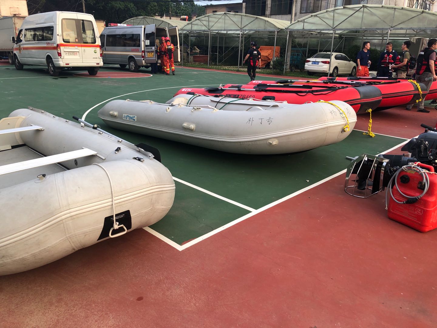 出发前准备的救援艇整齐排列 (上海消防救援总队 供图)