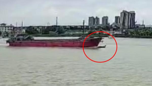 珠江水道小船被大船撞沉，1人获救1人失踪