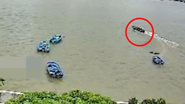 小船被大船撞沉两人落水，市民开快艇救人