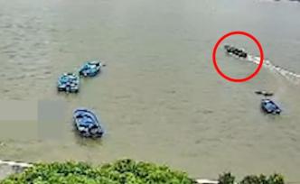 小船被大船撞沉两人落水，市民开快艇救人