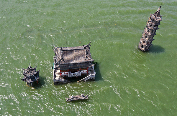 2020年7月18日,江西九江庐山鄱阳湖中的落星墩已成水中楼阁.