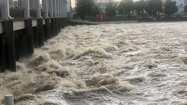 “千里淮河第一闸”蓄洪，副镇长：3万亩地被淹，舍小为大