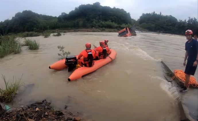 洪水漫過路面，大貨車強行渡河側翻河中