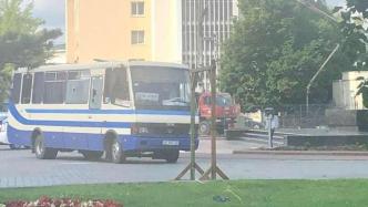 乌克兰一公交车被劫，20名乘客被劫为人质