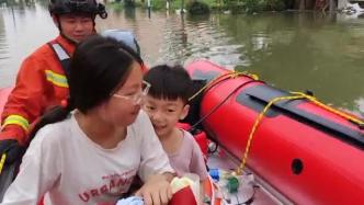 安徽洪灾获救小男孩为消防员唱儿歌，称“不害怕”