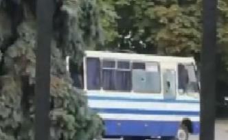 乌克兰卢茨克市中心公交劫持事件歹徒被捕，人质全部获救