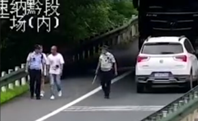 司機(jī)無證駕駛想逆行逃過處罰,結(jié)果兩罪并罰