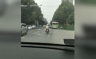 男子被电伤就医途中遇红灯故障，襄阳民警摩托车开道