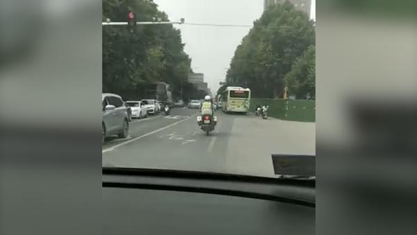 男子被电伤就医途中遇红灯故障，襄阳民警摩托车开道