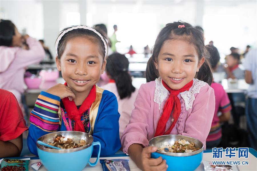 云南西双版纳基诺山基诺族乡民族小学学生在吃营养午餐（2019年6月11日摄）。 新华社记者 胡超 摄