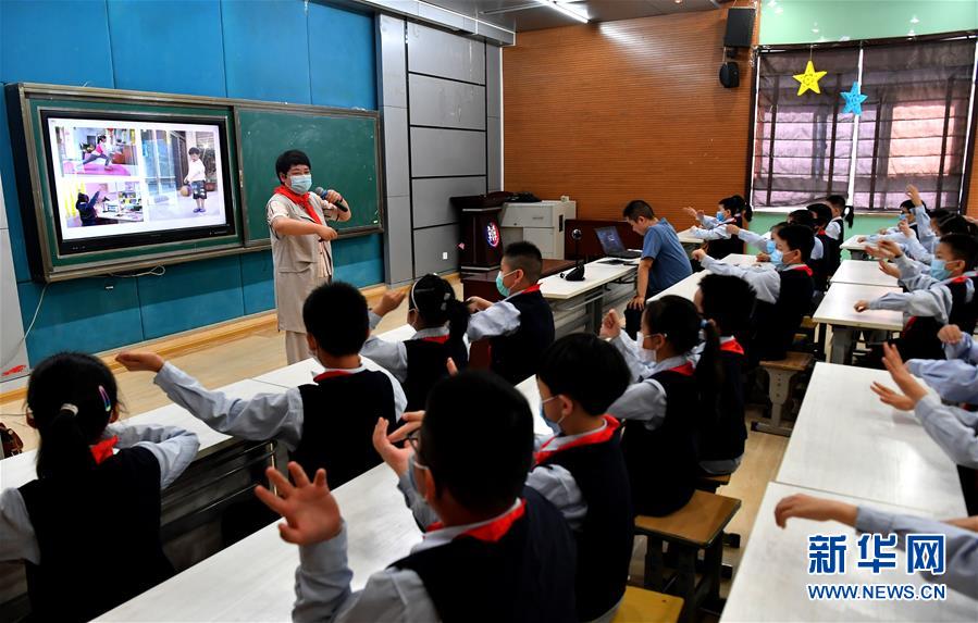 陕西省西安市新城区后宰门小学在开学第一课上为学生请来儿童心理学专家授课，并通过网络向全校学生直播（5月11日摄）。 新华社记者 刘潇 摄