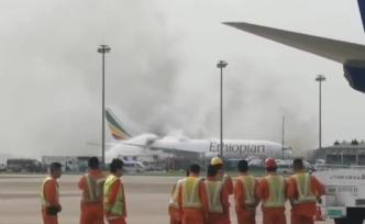 浓烟滚滚，埃塞航空777货机浦东机场起火