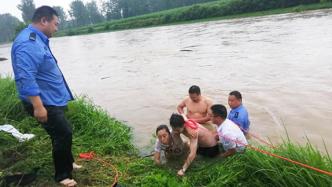 强降雨致两村民被困，河南南阳一镇长带头涉水营救