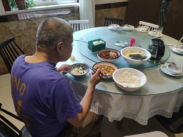 “爱心餐”两菜一汤的配置：酸菜鱼、麻婆豆腐和紫菜蛋汤  但是 图
