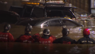 韩国釜山遭遇暴雨，市民被困车内溺亡