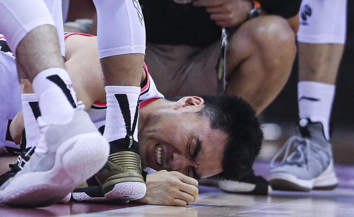 李晓旭膝盖交叉韧带严重损伤中国篮球的硬汉泪洒赛场