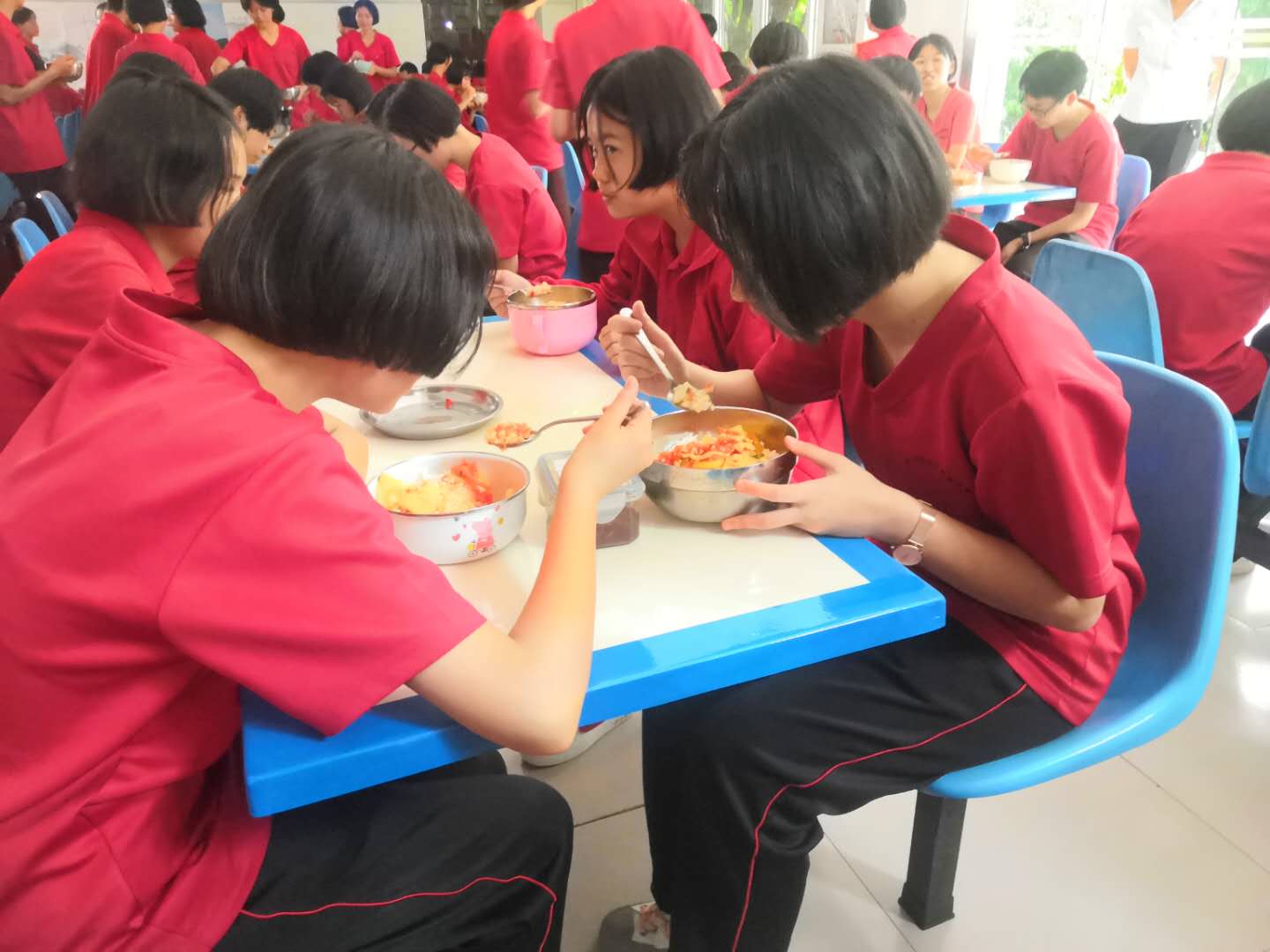 学校食堂学生吃饭照片-图库-五毛网