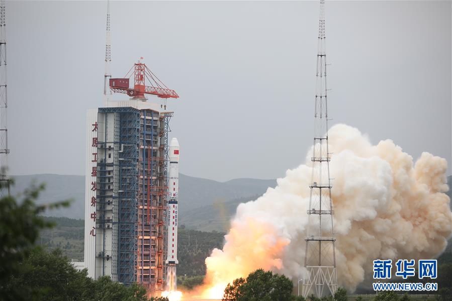 7月25日11时13分,吾国在太原卫星发射中央用长征四号乙运载火箭,成功将资源三号03星送入预定轨道,发射获得完善成功。义务搭载发射了龙虾眼X射线探测卫星、天启星座一细碎。 新华社发(郑逃逃 摄)