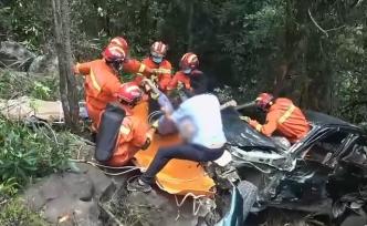 广西河池：皮卡车坠入70米深崖2死3伤