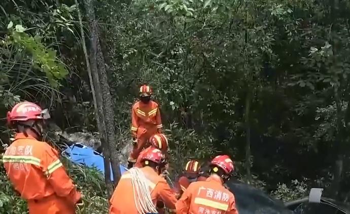 河池：皮卡车坠入70米山崖2死3伤