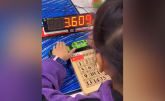 8岁女童3.6秒复原数字华容道：坚持每日练习