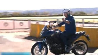巴西总统自称新冠转阴，骑摩托“高调”亮相
