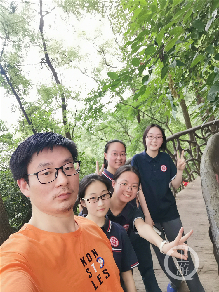 班主任熊老师经常带同学们登山