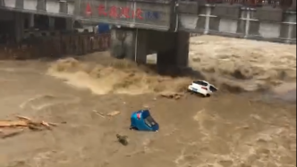 恩施建始县城洪流滚滚，大批车辆被冲向下游